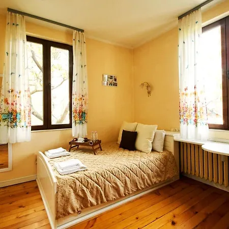 Rustic Style, Top Center + Parking Apartment